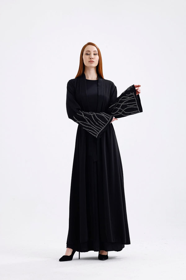 عباية لون أسود أنيقة بتفاصيل حجرية